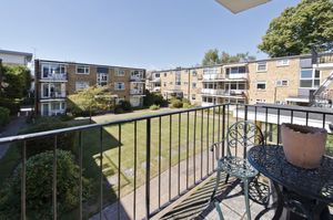 SW4 - Crescent Court- click for photo gallery